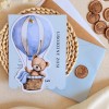 Zaproszenia na urodziny dziecka z niebieskim misiem w balonie i złotym pinem - Blue Teddy Balloon