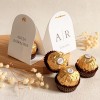 Podziękowania dla gości na ślub – czekoladka ferrero w personalizowanym białym etui Eveline z winietką