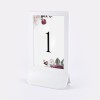 Numery stołów weselnych z białymi i bordowymi kwiatami - Rose & White