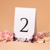 Numery stołów weselnych z białymi i bordowymi kwiatami wolnostojące - Rose & White, Maroon Flowers