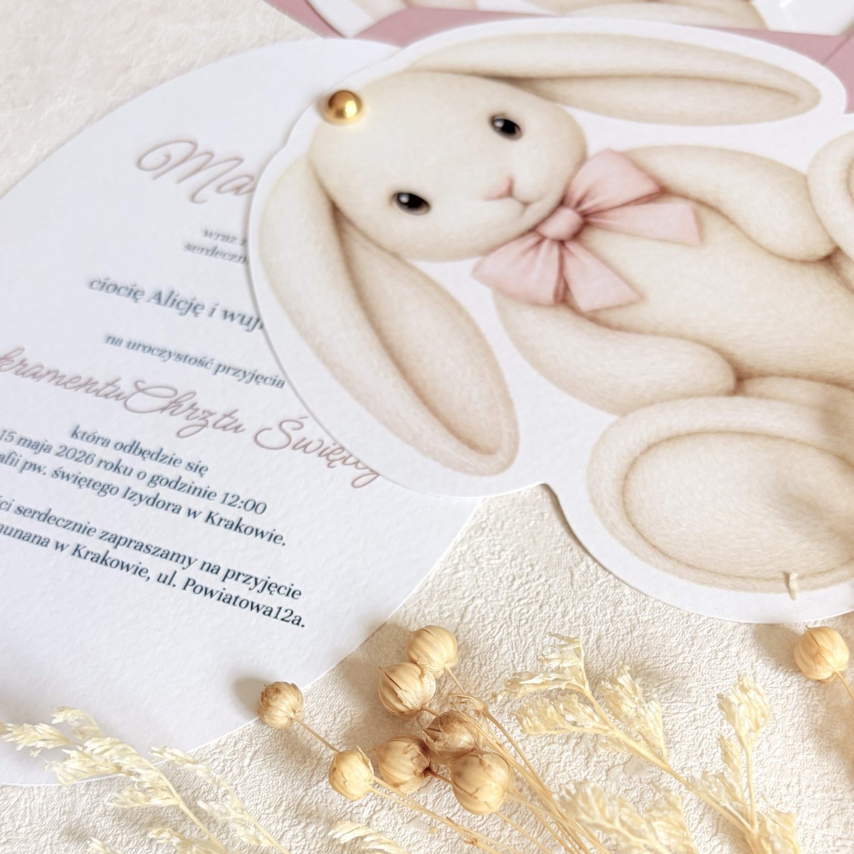 Zaproszenia na chrzest na fakturowanym papierze z uroczym króliczkiem i złotym pinem- Pink Bunny Blessing