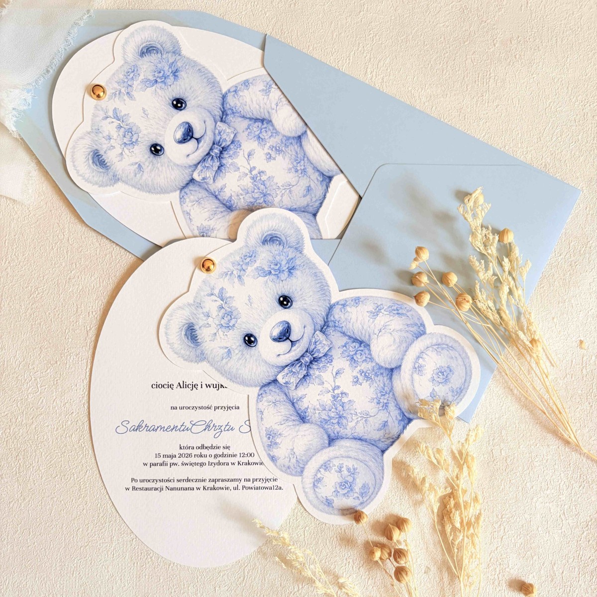 Zaproszenia na chrzest na fakturowanym papierze z niebieskim misiem i złotym pinem- Blue Toile Teddy