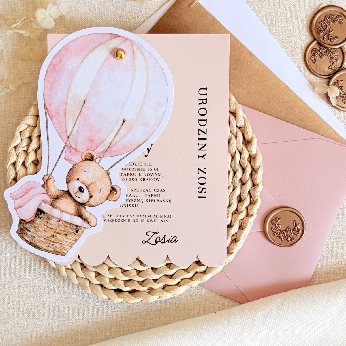 Zaproszenia na urodziny dziecka z różowym misiem w balonie i złotym pinem - Pink Teddy Balloon