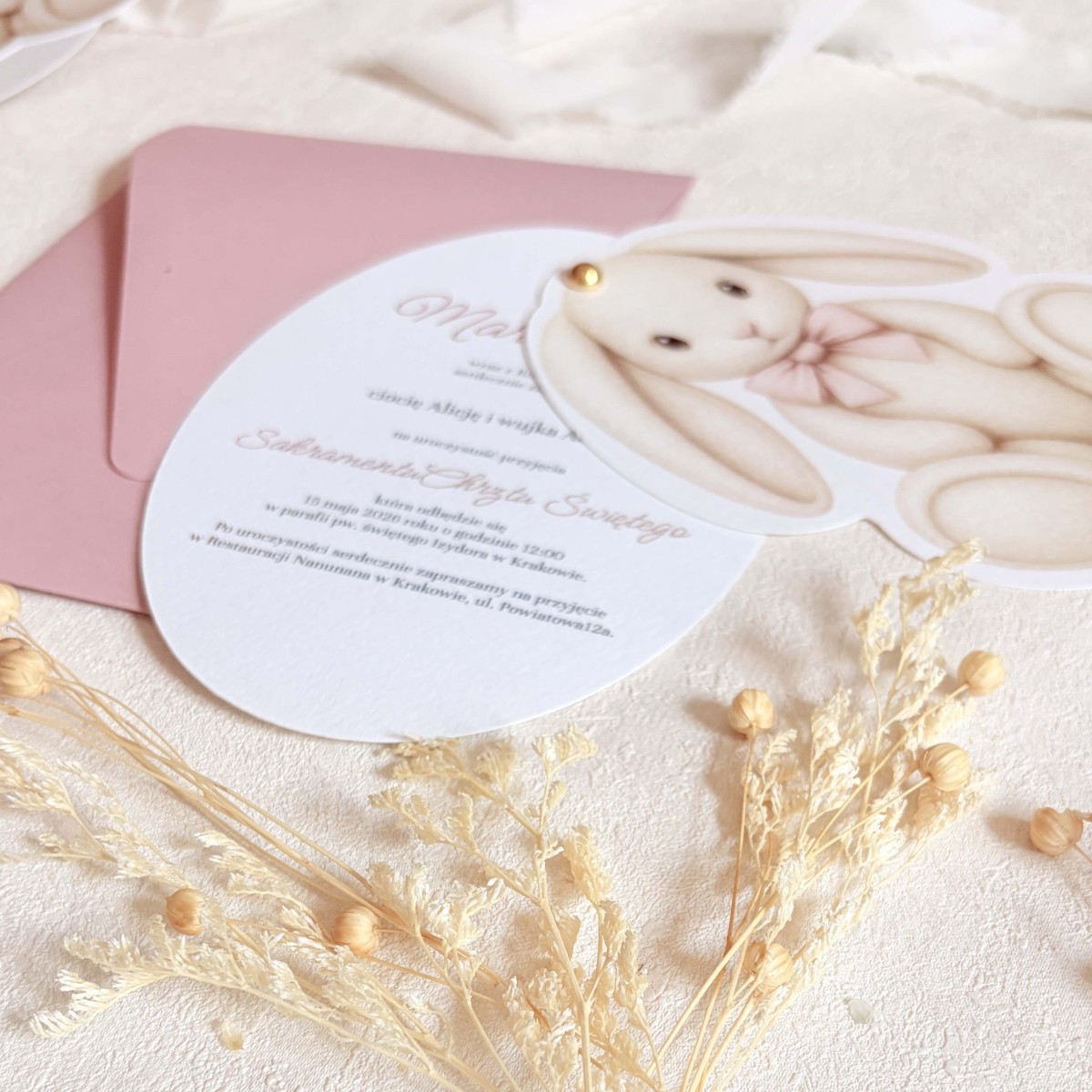 Zaproszenia na chrzest na fakturowanym papierze z uroczym króliczkiem i złotym pinem- Pink Bunny Blessing