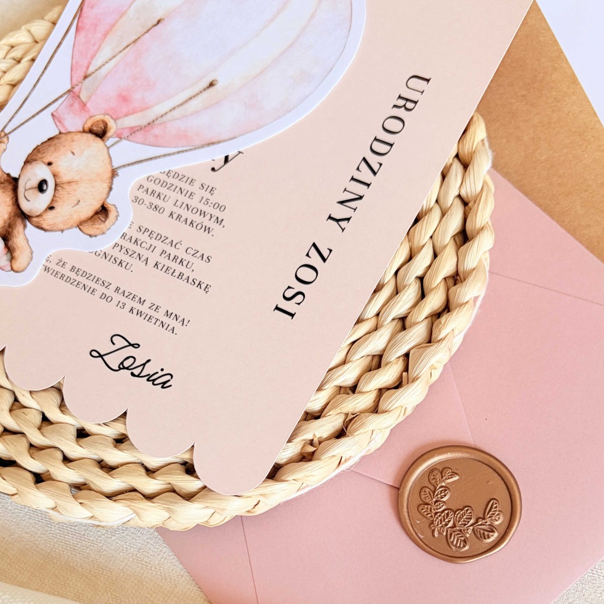 Zaproszenia na urodziny dziecka z różowym misiem w balonie i złotym pinem - Pink Teddy Balloon
