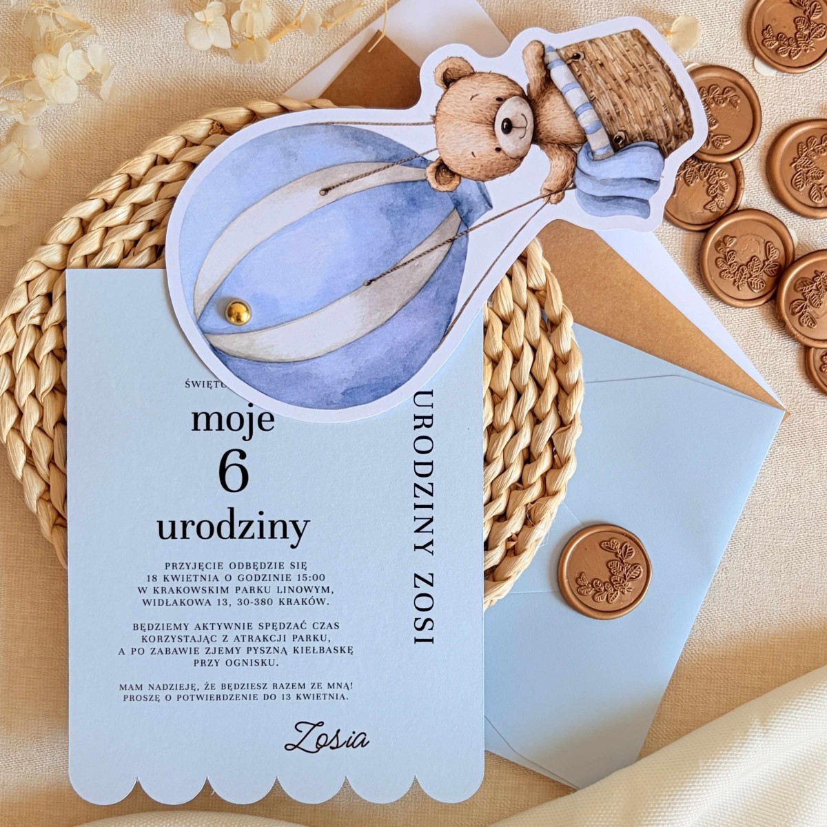 Zaproszenia na urodziny dziecka z niebieskim misiem w balonie i złotym pinem - Blue Teddy Balloon