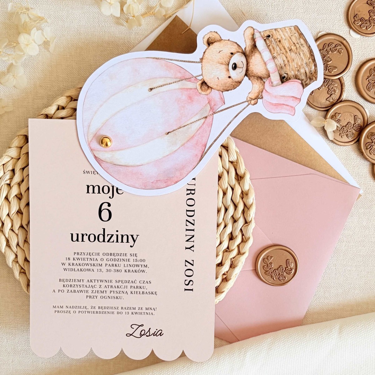 Zaproszenia na urodziny dziecka z różowym misiem w balonie i złotym pinem - Pink Teddy Balloon