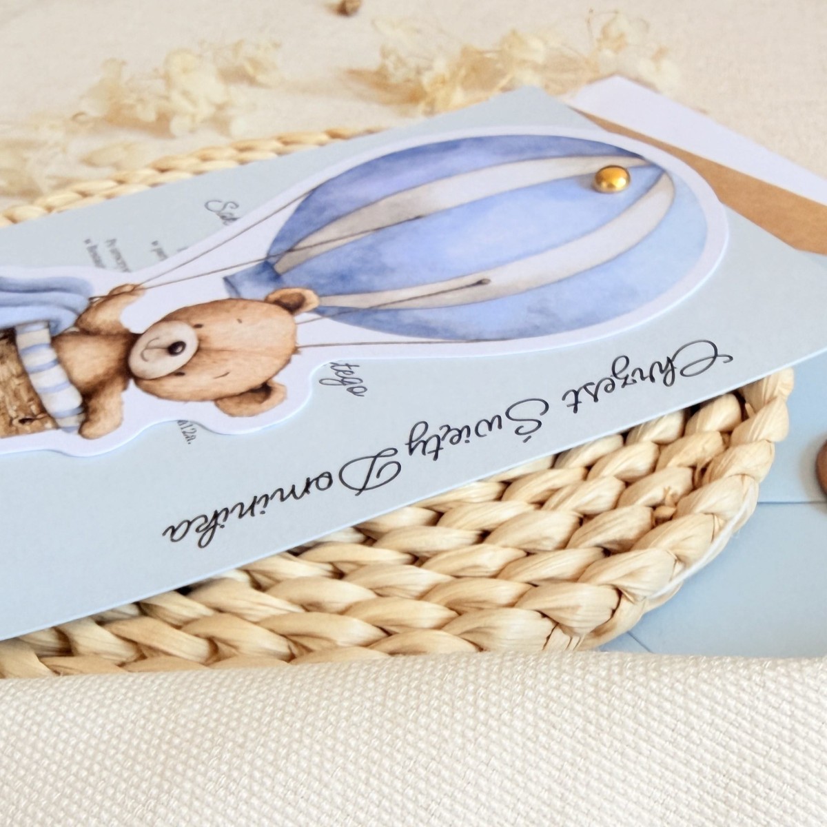 Zaproszenia na chrzest z niebieskim misiem w balonie i złotym pinem - Blue Teddy Balloon