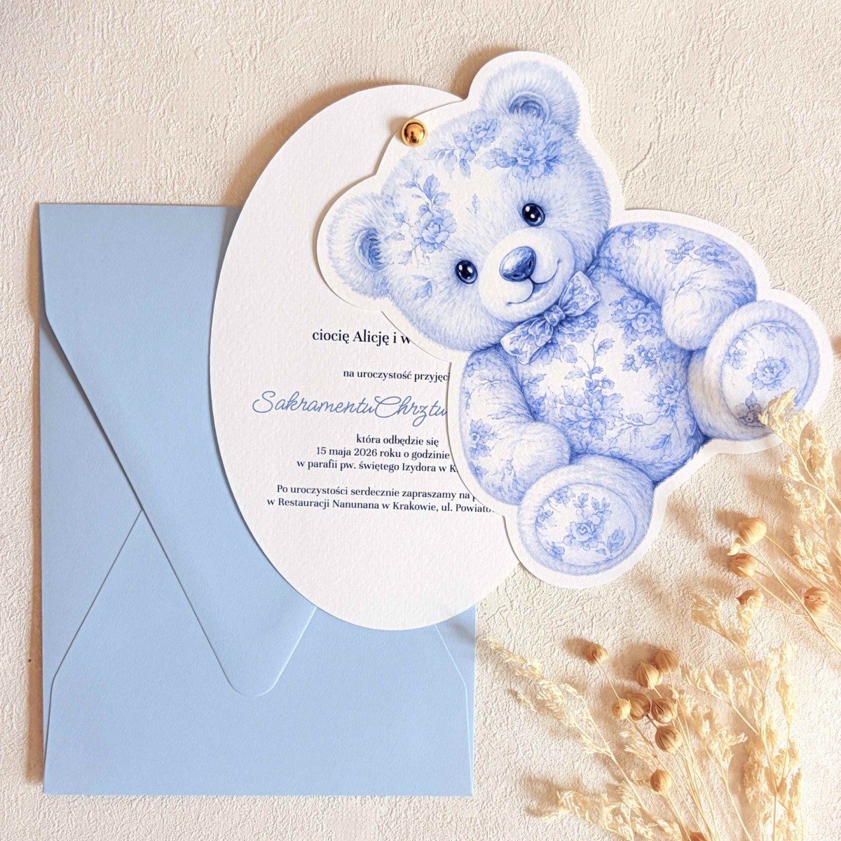 Zaproszenia na chrzest na fakturowanym papierze z niebieskim misiem i złotym pinem- Blue Toile Teddy