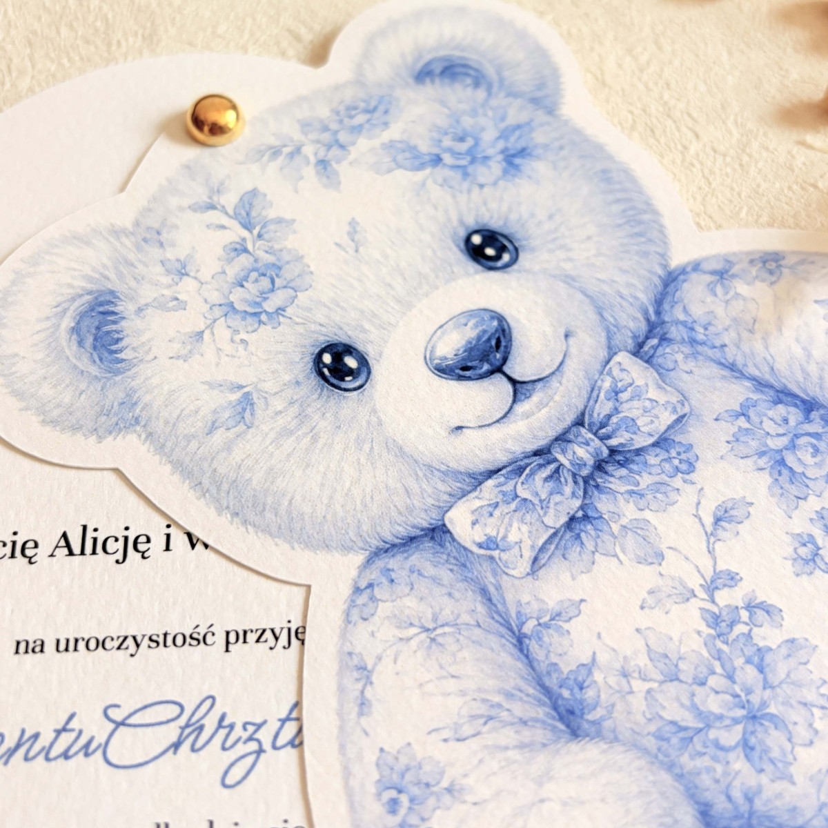 Zaproszenia na chrzest na fakturowanym papierze z niebieskim misiem i złotym pinem- Blue Toile Teddy