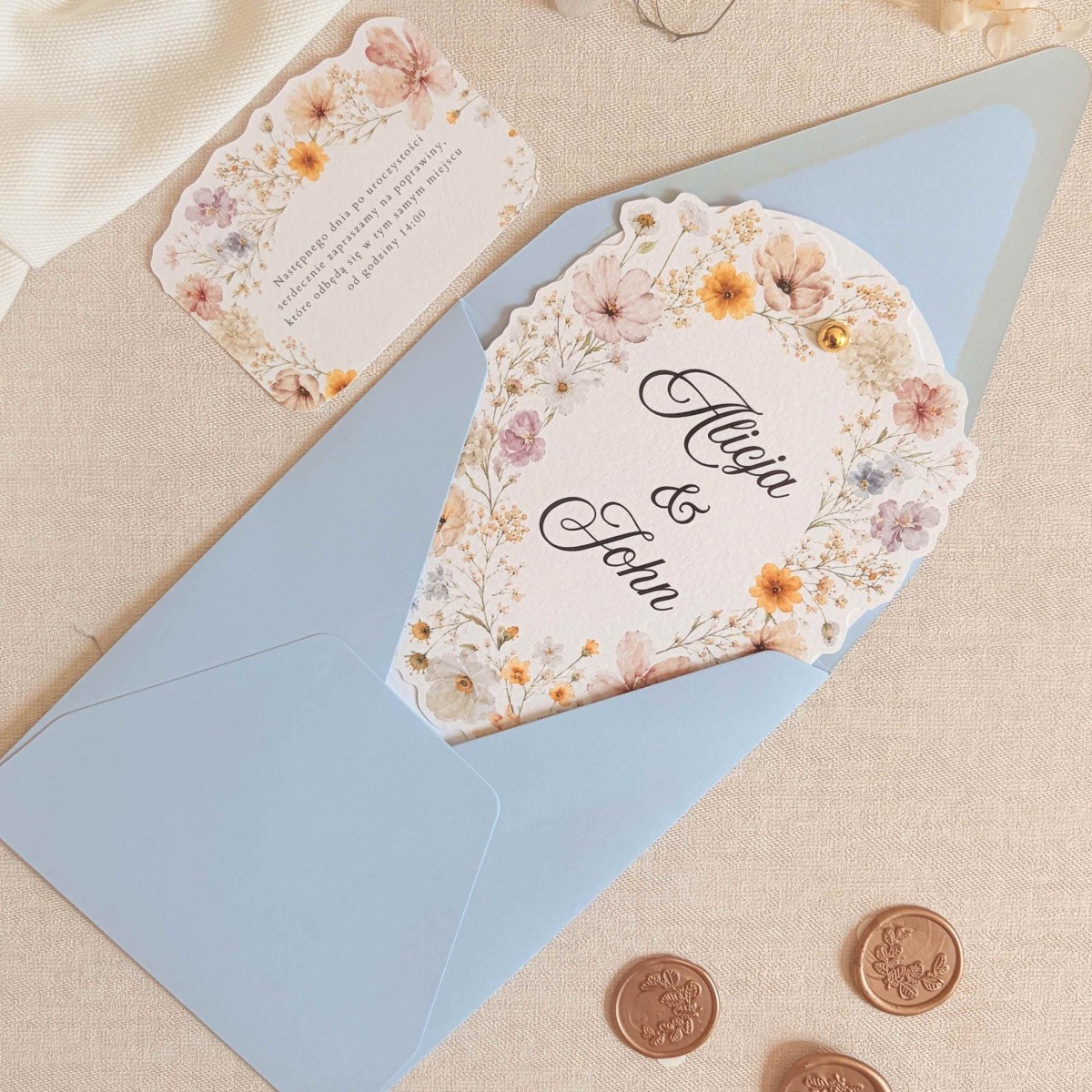Zaproszenia na ślub na fakturowanym papierze z polnymi kwiatami - Wildflower Romance