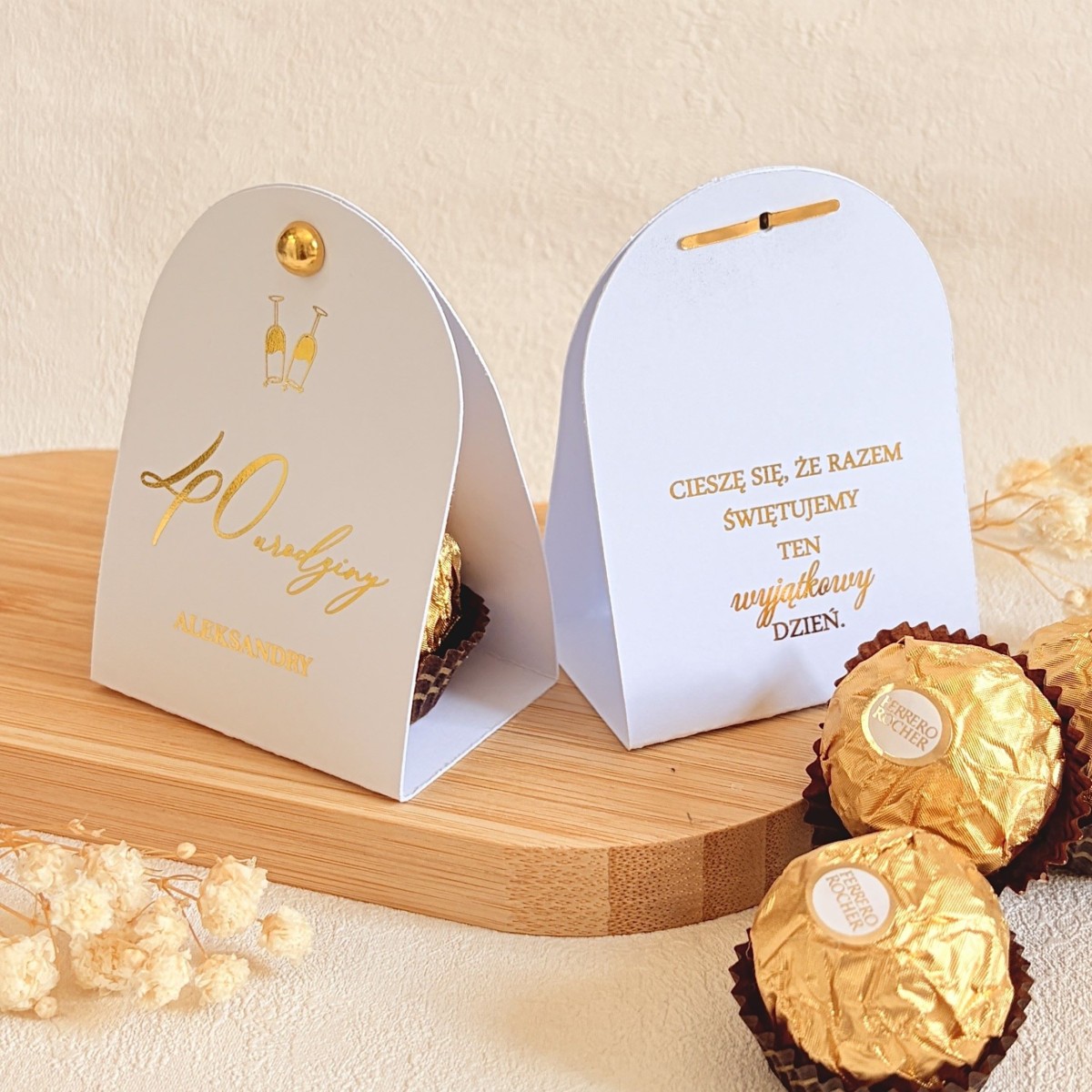 Podziękowania dla gości na 30 40 50 60 70 80 90 Urodziny – czekoladka ferrero w personalizowanym białym etui