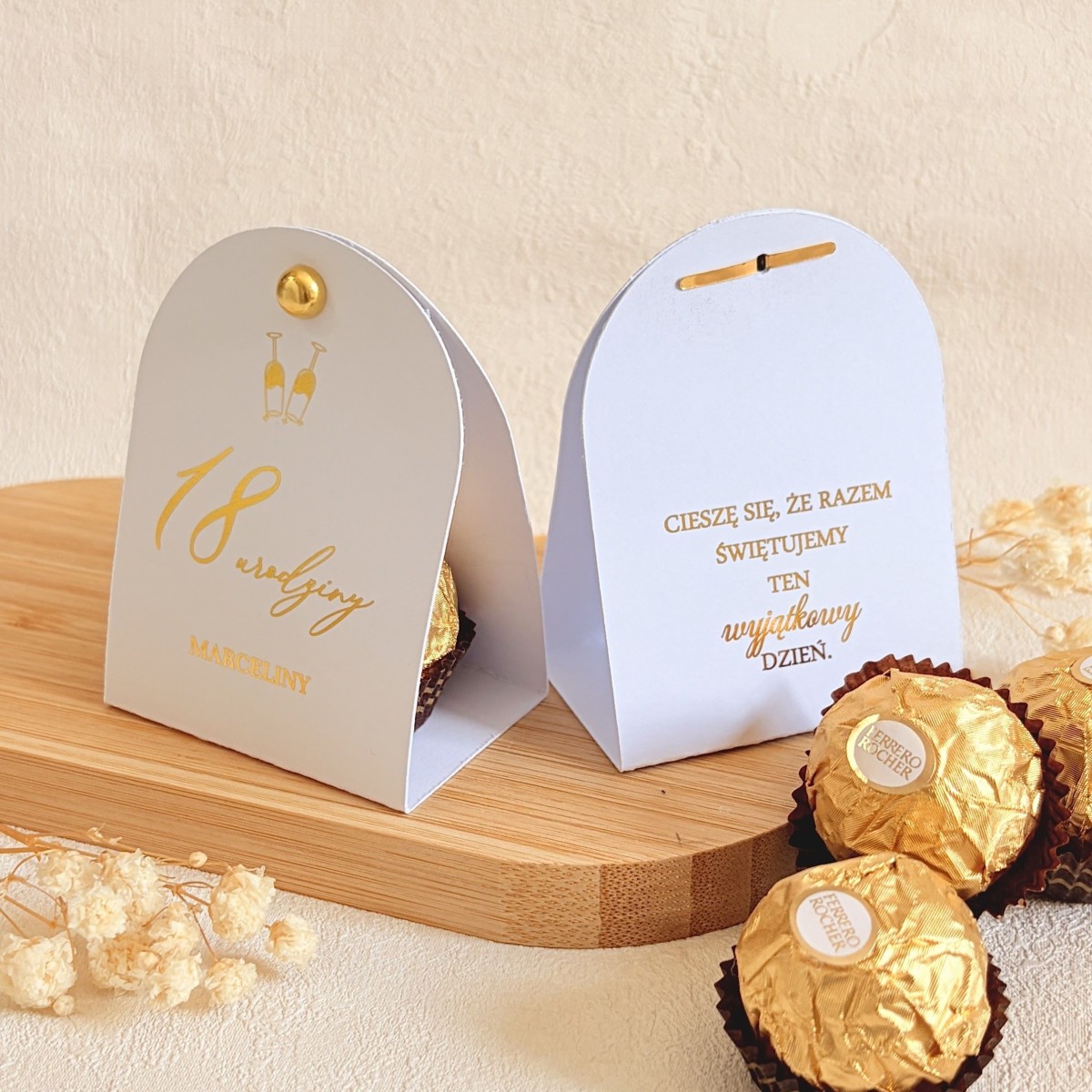 Podziękowania dla gości na 18 urodziny – czekoladka ferrero w personalizowanym białym etui