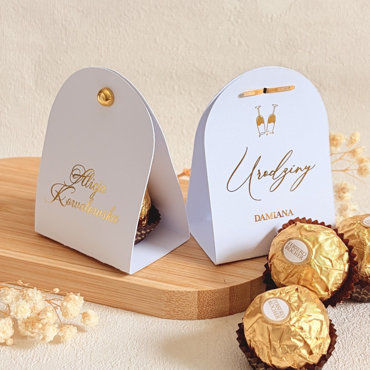 Podziękowania dla gości na Urodziny – czekoladka ferrero w personalizowanym białym etui z winietką