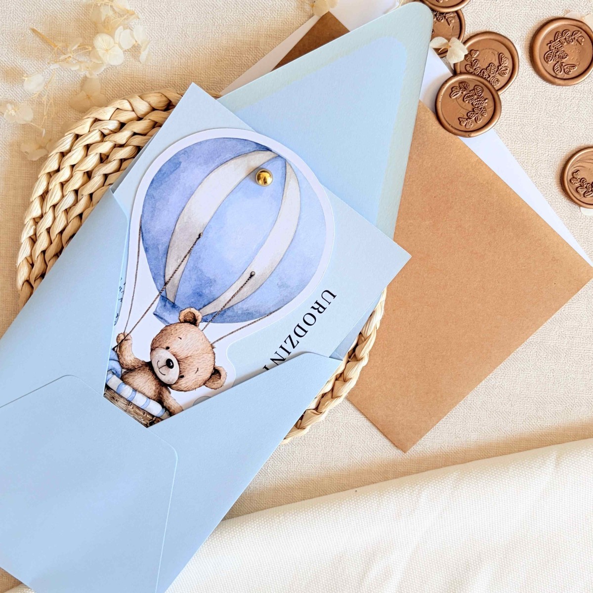 Zaproszenia na urodziny dziecka z niebieskim misiem w balonie i złotym pinem - Blue Teddy Balloon