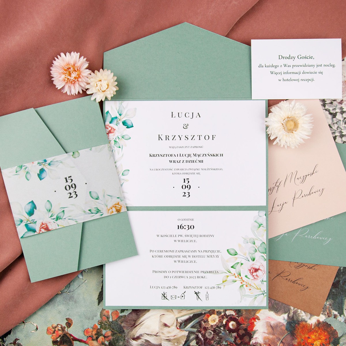 Kopertowe zaproszenia ślubne w kolorze pistacjowym z kwiatami - Pistachio Envelope - PRÓBKA