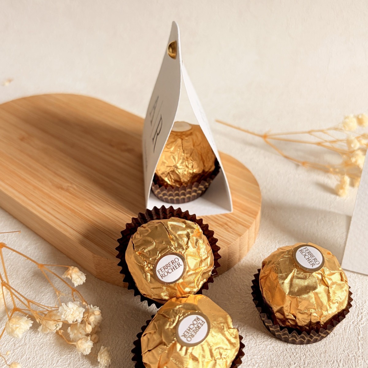 Podziękowania dla gości na ślub – czekoladka ferrero w personalizowanym białym etui Eveline