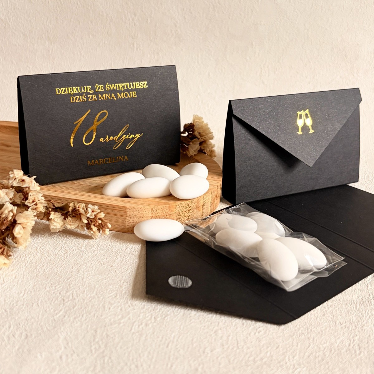 Podziękowania dla gości na urodziny - migdały w eleganckim czarnym etui kopertowym 