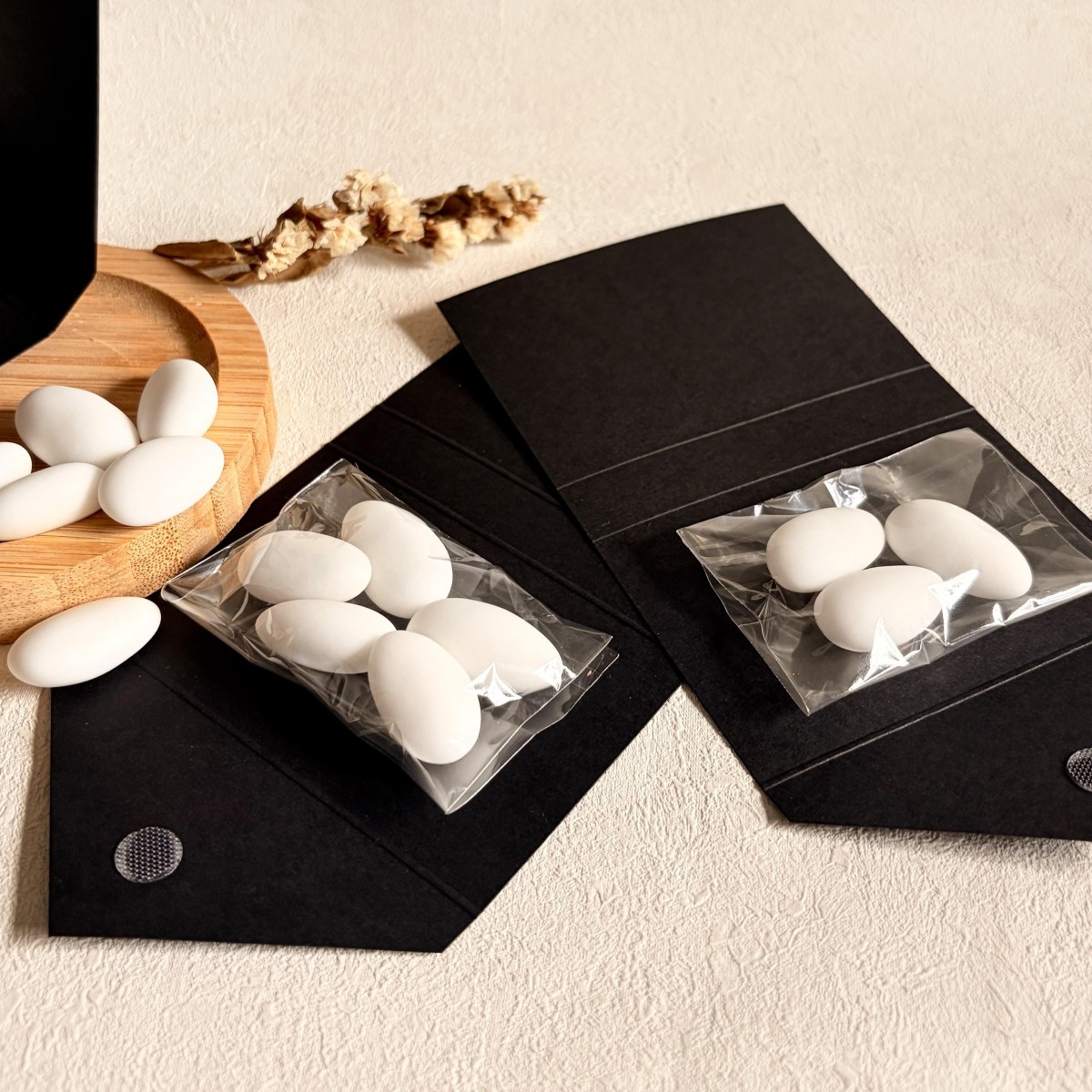 Podziękowania dla gości na 40 urodziny - migdały w eleganckim czarnym etui kopertowym 