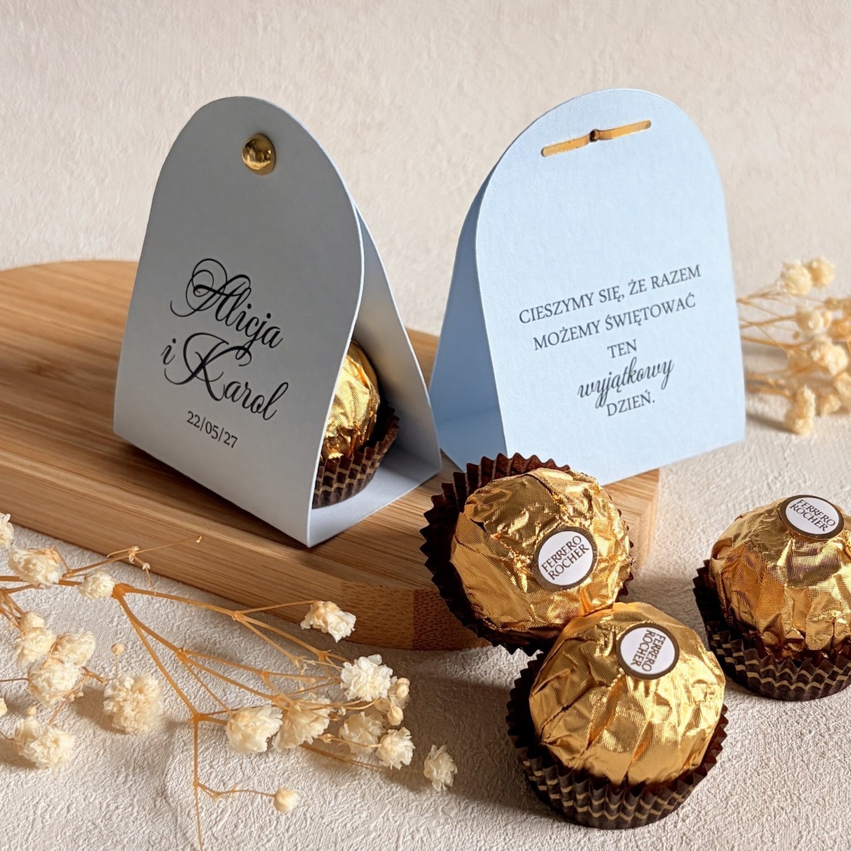 Podziękowania dla gości na ślub – czekoladka ferrero w personalizowanym niebieskim etui