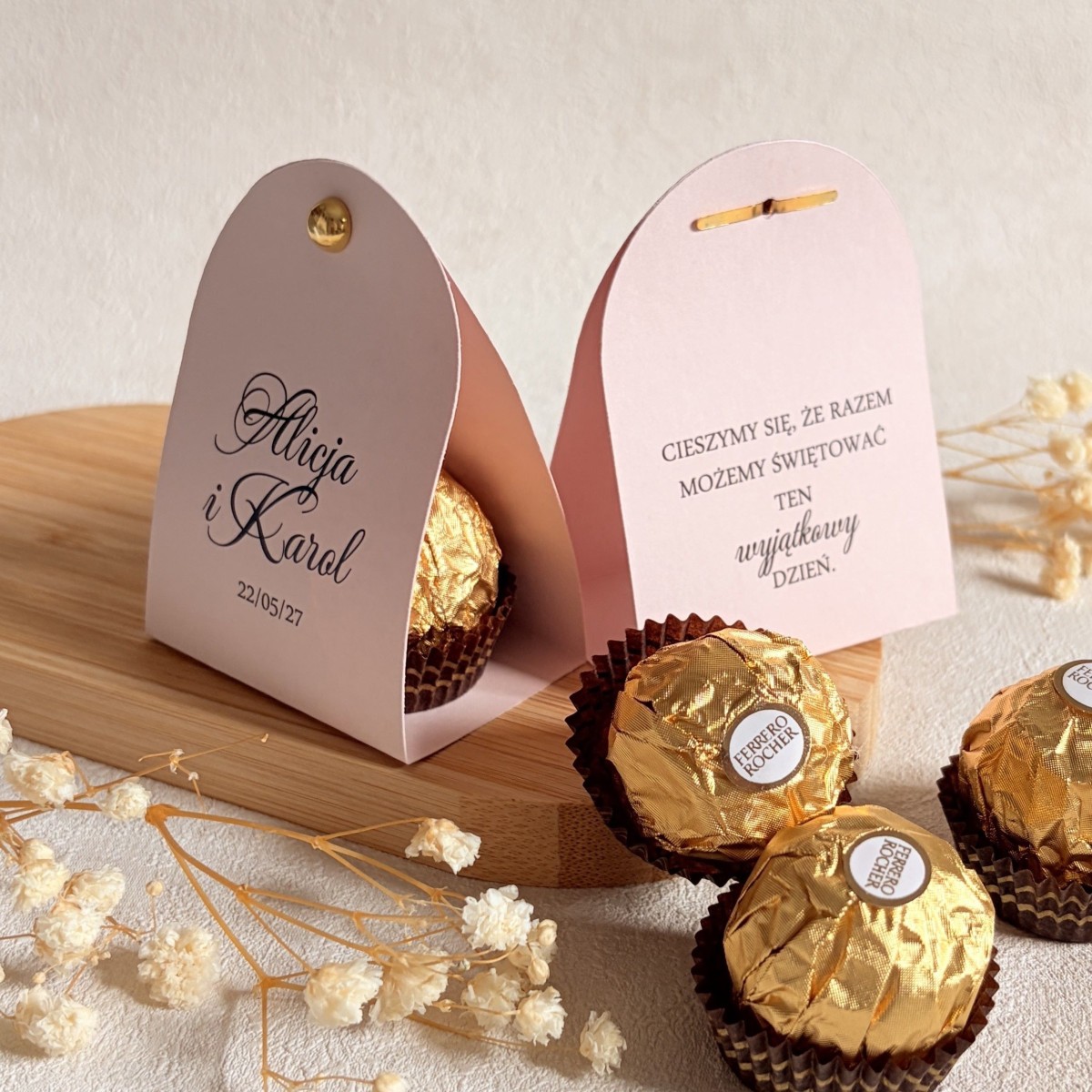 Podziękowania dla gości na ślub – czekoladka ferrero w personalizowanym różowym etui