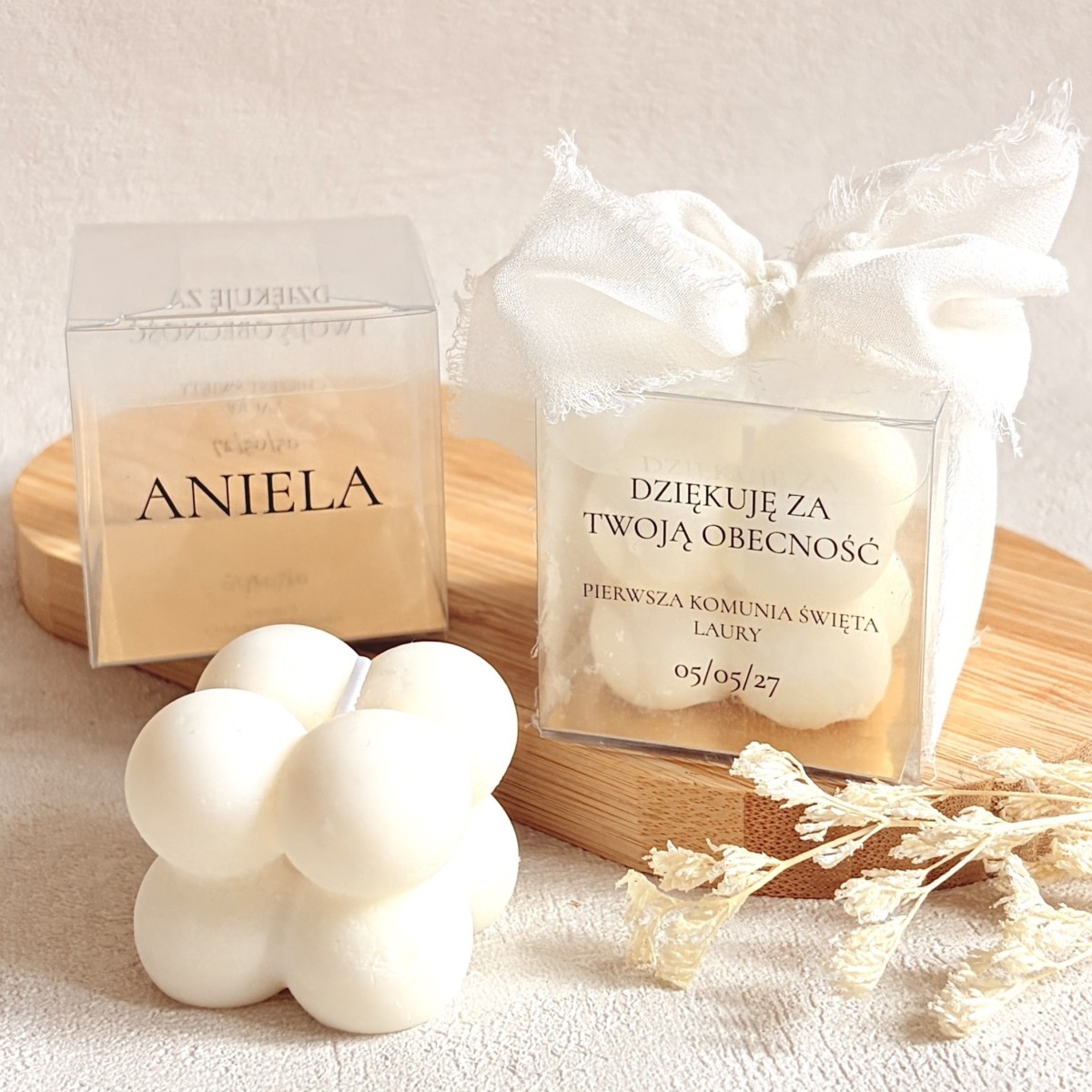 Podziękowania dla gości na Komunię – świeca sojowa bubble w pudełeczku z szyfonową wstążką