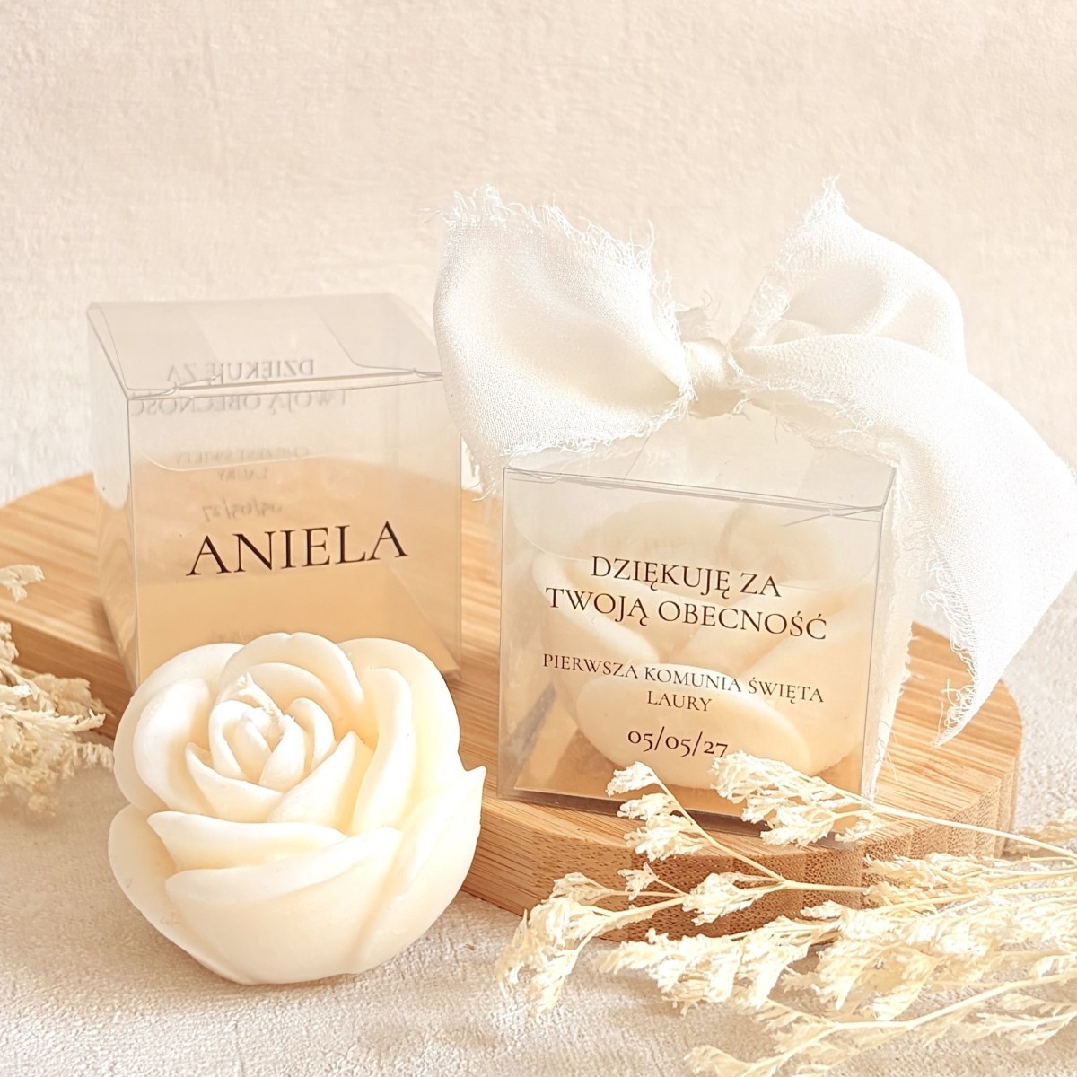 Podziękowania dla gości na Komunię – świeca sojowa róża w pudełeczku z szyfonową wstążką
