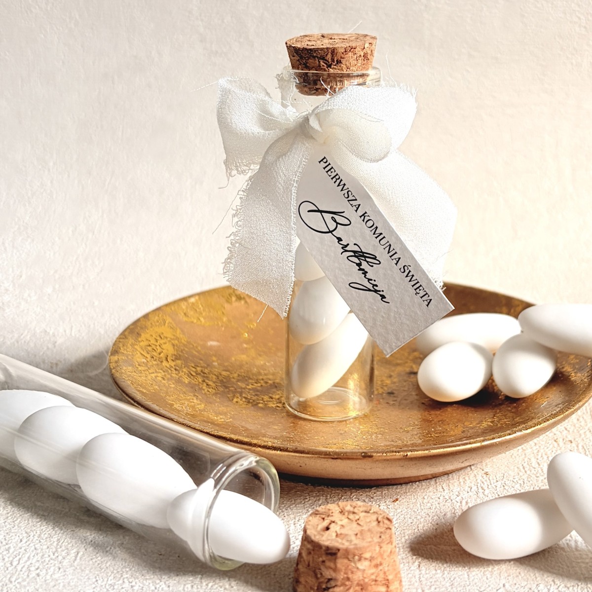 Podziękowania dla gości na Komunię – migdały w szklanym słoiczku z personalizowaną przywieszką