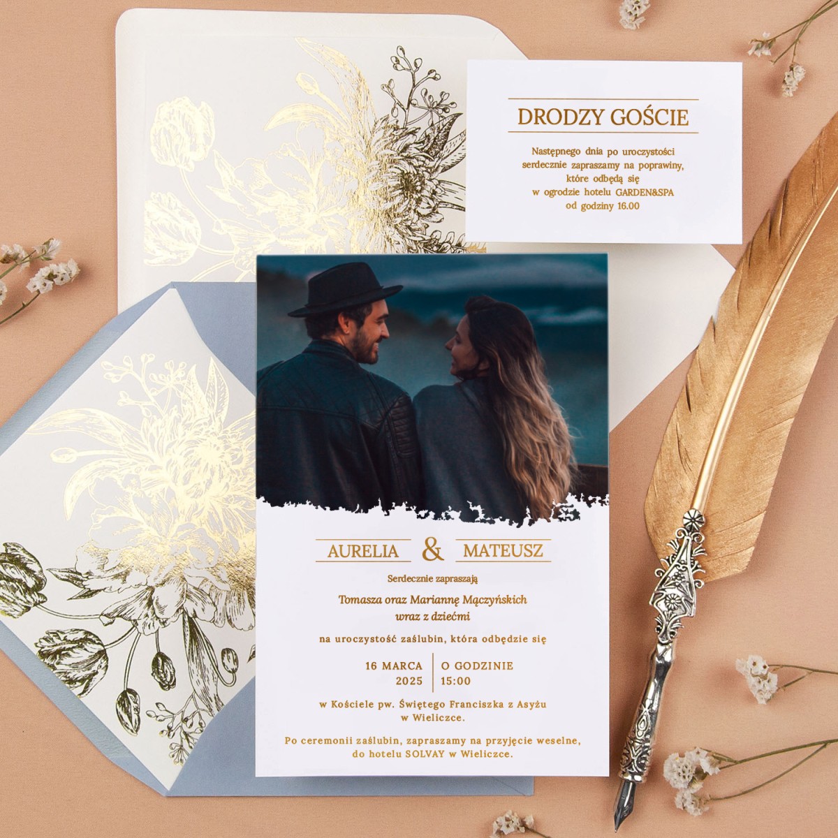 Minimalistyczne zaproszenia ślubne ze zdjęciem pary młodej oraz pozłacanymi napisami na białym papierze - Elegant - PRÓBKA