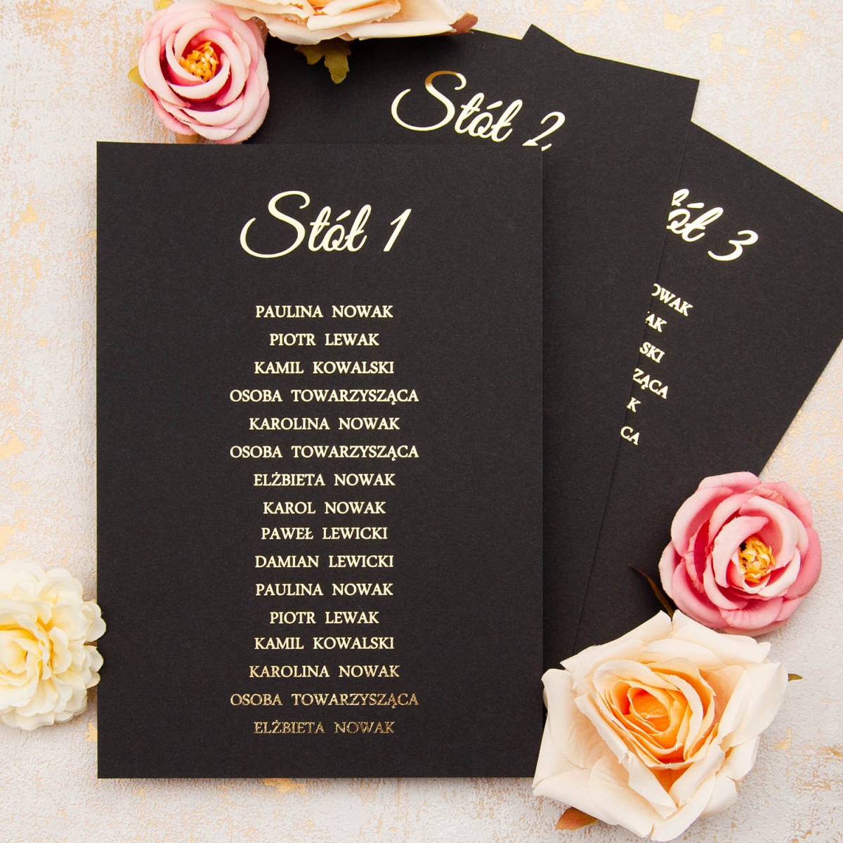Plany stołów weselnych (rozmieszczenie gości) na pojedynczych kartach ze złotym wykończeniem - Black Envelope Gold