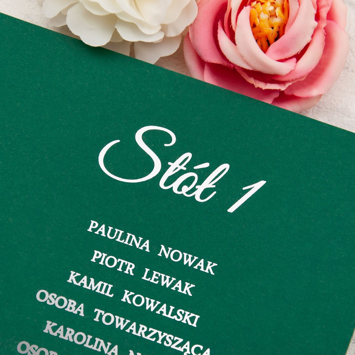 Plany stołów weselnych (rozmieszczenie gości) na pojedynczych kartach ze srebrnym wykończeniem - Green Envelope Silver
