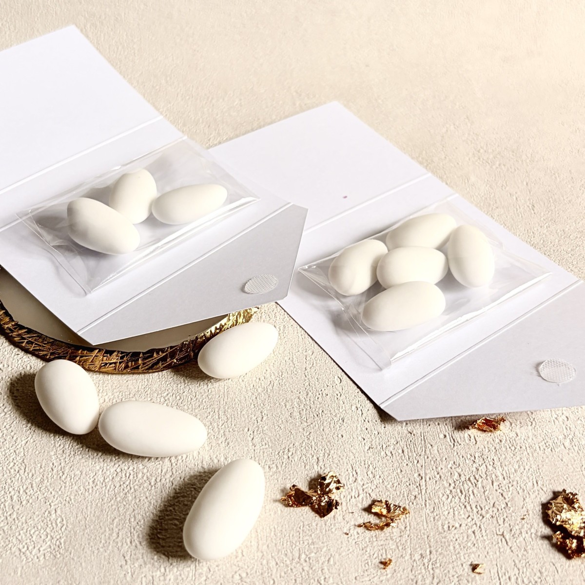 Podziękowania dla gości na Komunie - migdały w eleganckim etui kopertowym IHS