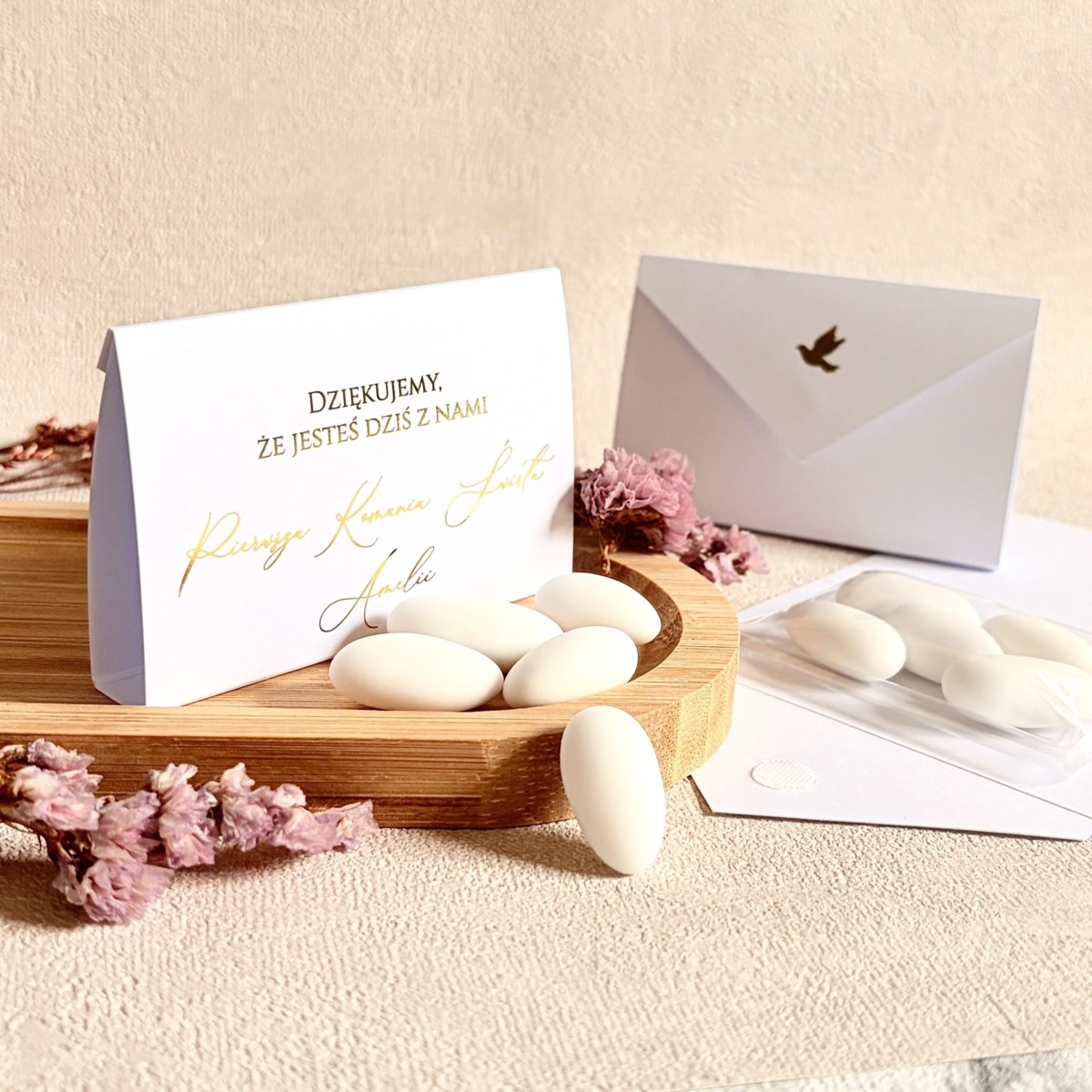 Podziękowania dla gości na Komunie - migdały w eleganckim etui kopertowym z gołębiem