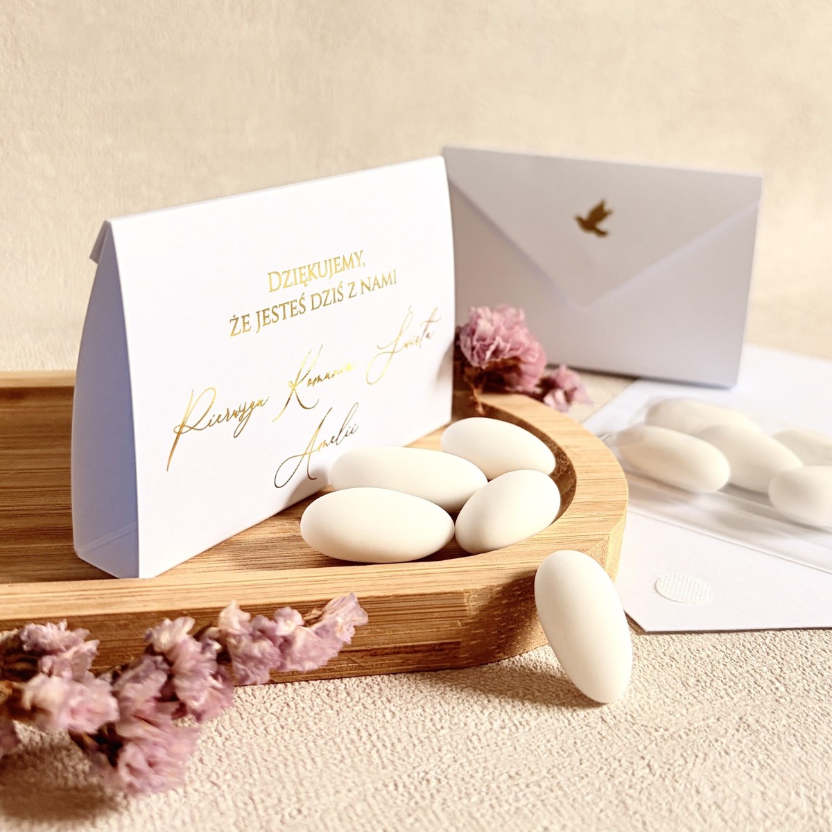 Podziękowania dla gości na Komunie - migdały w eleganckim etui kopertowym z gołębiem