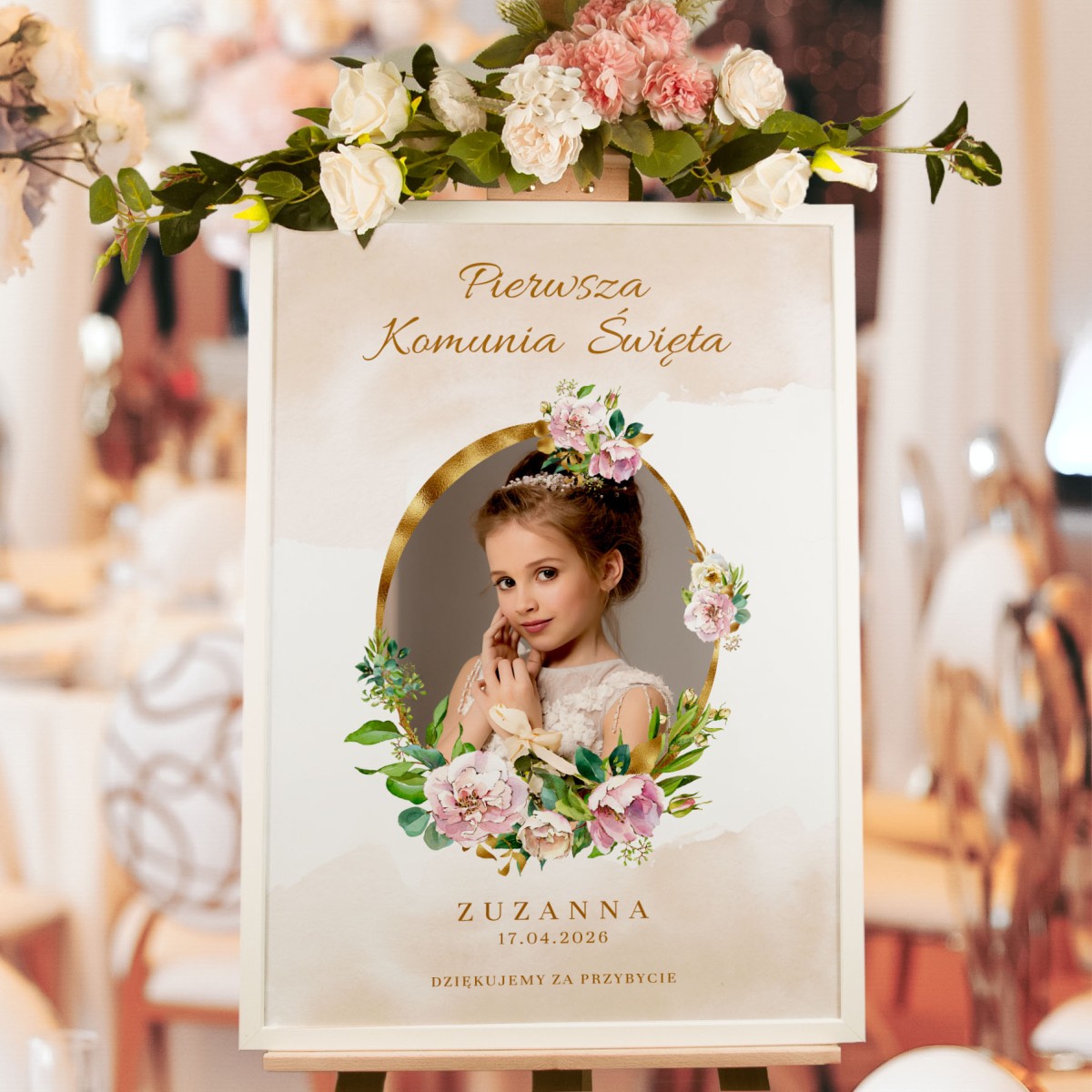Tablica powitalna gości ze zdjęciem dziecka i bukietem białych kwiatów - Ornate