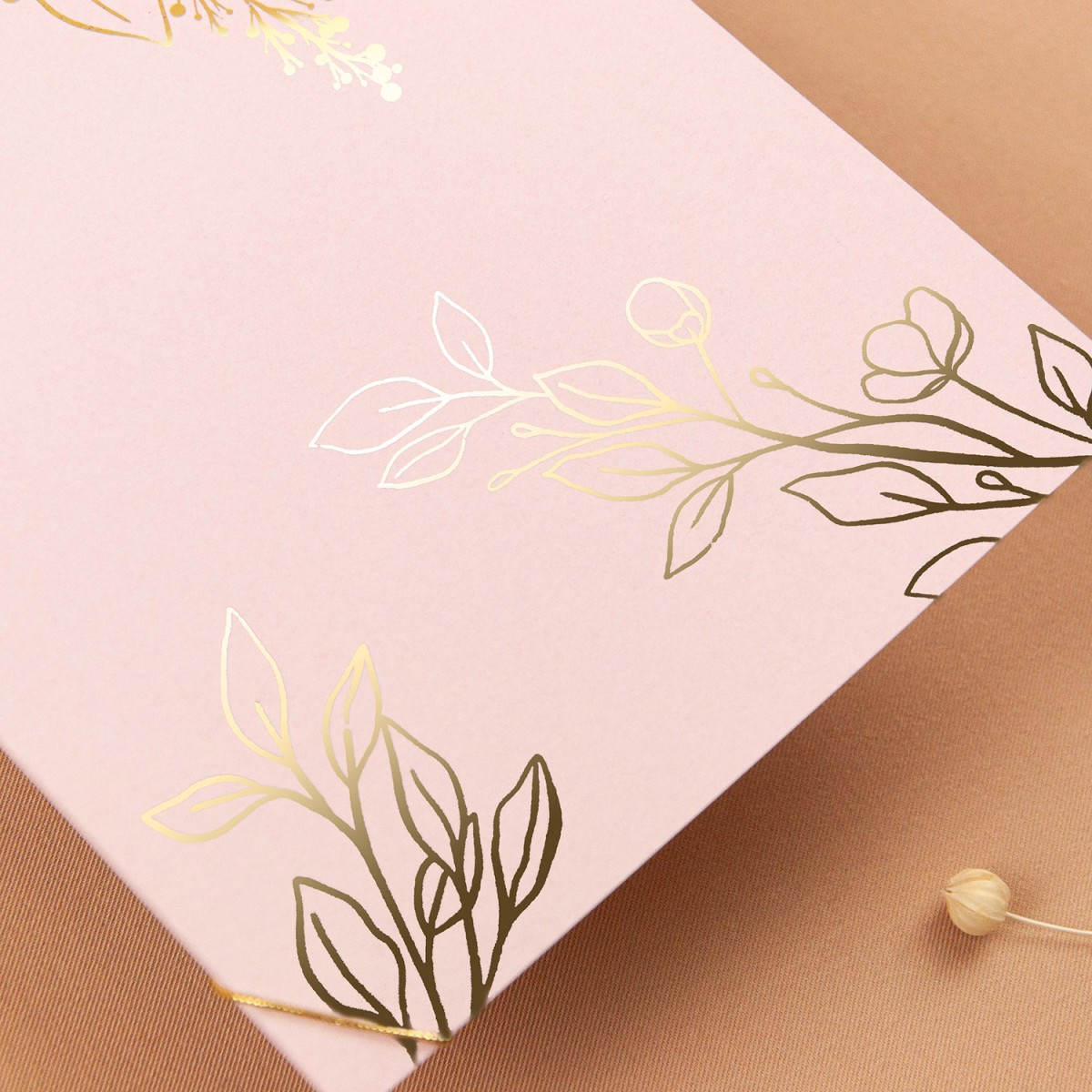 Zaproszenia Ślubne z elegancką pudrową kieszonką i złotym kwiatowym motywem - Leaves Powder Pocket