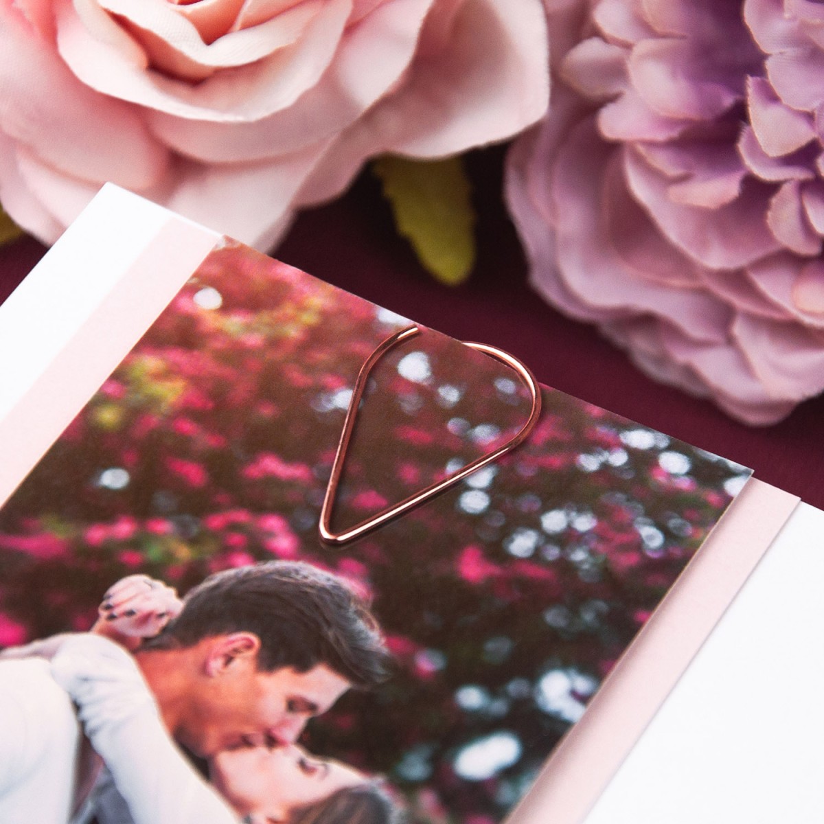 Zaproszenia ślubne ze zdjęciem Pary Młodej i spinaczem rose gold - Glammy Powder Pink