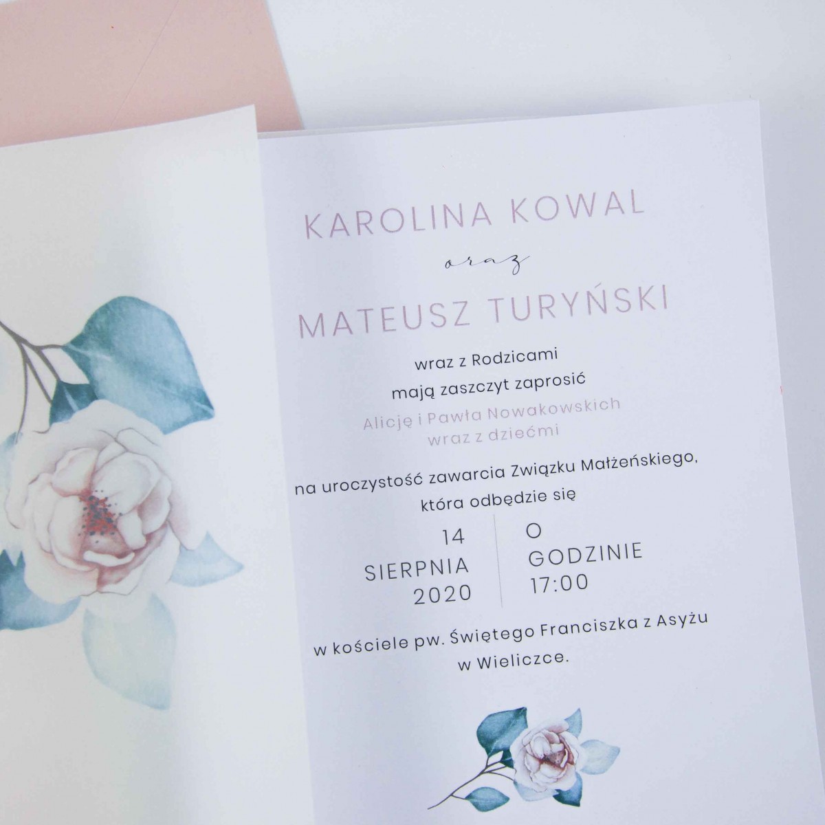 Rustykalne zaproszenia ślubne z kalką i białymi kwiatami Flowery