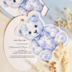 Zaproszenia na chrzest na fakturowanym papierze z niebieskim misiem i złotym pinem- Blue Toile Teddy