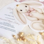 Zaproszenia na chrzest na fakturowanym papierze z uroczym króliczkiem i złotym pinem- Pink Bunny Blessing