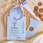 Zaproszenia na urodziny dziecka z niebieskim misiem w balonie i złotym pinem - Blue Teddy Balloon
