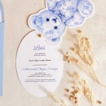 Zaproszenia na chrzest na fakturowanym papierze z niebieskim misiem i złotym pinem- Blue Toile Teddy