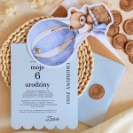 Zaproszenia na urodziny dziecka z niebieskim misiem w balonie i złotym pinem - Blue Teddy Balloon