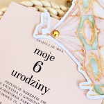 Zaproszenia na urodziny dziecka z konną karuzelą i złotym pinem - Dream Carousel