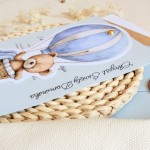 Zaproszenia na chrzest z niebieskim misiem w balonie i złotym pinem - Blue Teddy Balloon
