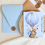 Zaproszenia na chrzest z niebieskim misiem w balonie i złotym pinem - Blue Teddy Balloon