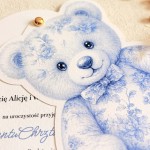 Zaproszenia na chrzest na fakturowanym papierze z niebieskim misiem i złotym pinem- Blue Toile Teddy