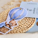 Zaproszenia na urodziny dziecka z niebieskim misiem w balonie i złotym pinem - Blue Teddy Balloon