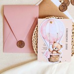 Zaproszenia na urodziny dziecka z różowym misiem w balonie i złotym pinem - Pink Teddy Balloon