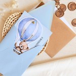 Zaproszenia na urodziny dziecka z niebieskim misiem w balonie i złotym pinem - Blue Teddy Balloon